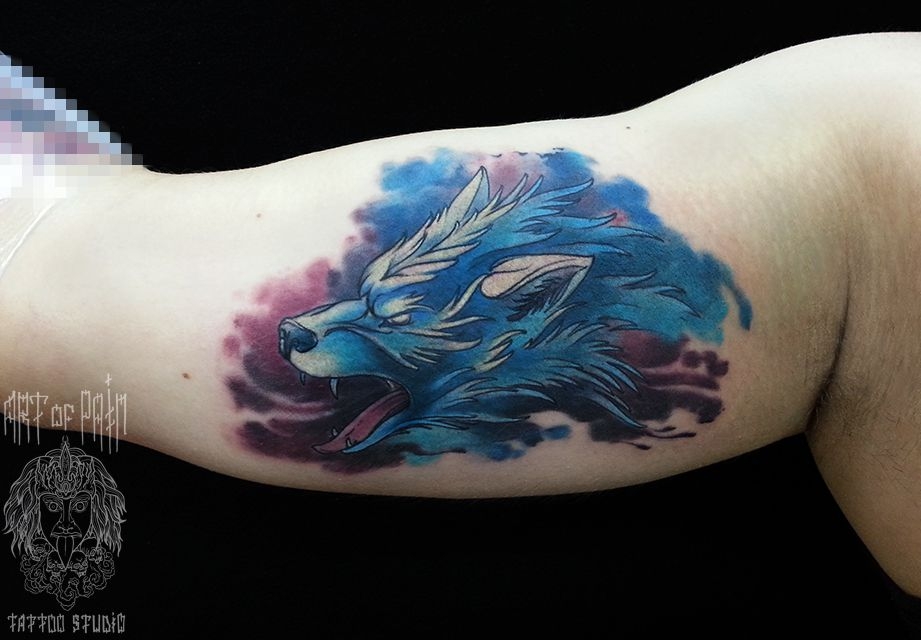 Татуировка мужская акварель на бицепсе синий волк – Мастер тату: 