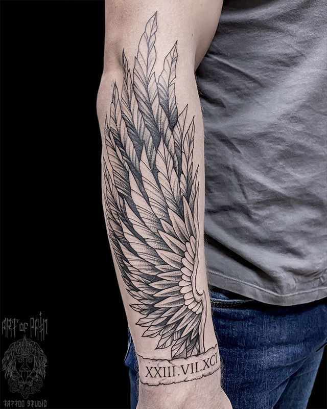 Татуировка мужская графика на предплечье крыло – Мастер тату: Мария Котова