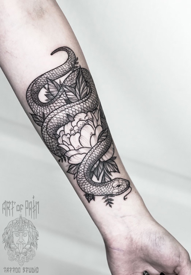Татуировка женская графика на предплечье змея и цветок – Мастер тату: 