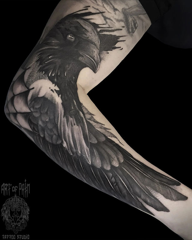 Татуировка женская реализм на руке ворона – Мастер тату: Артур Краковский