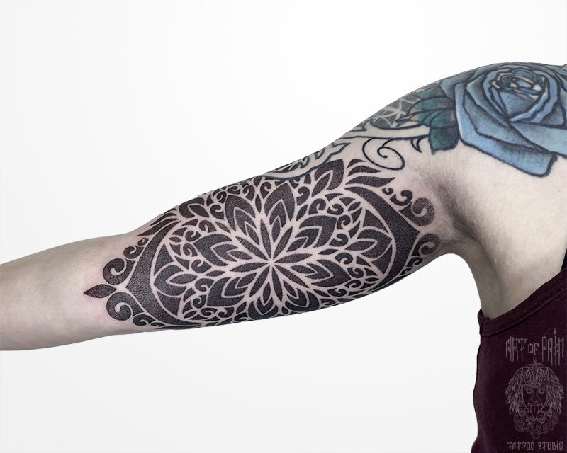Татуировка женская орнаментал на руке мандала – Мастер тату: Максим Север