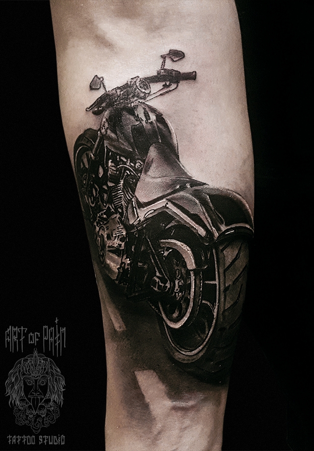 Татуировка мужская black&grey на предплечье мотоцикл – Мастер тату: Слава Tech Lunatic