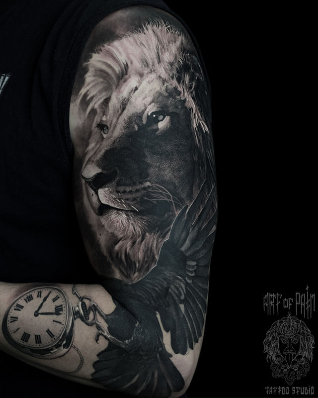 Татуировка мужская реализм на плече лев и птица с часами – Мастер тату: Александр Pusstattoo