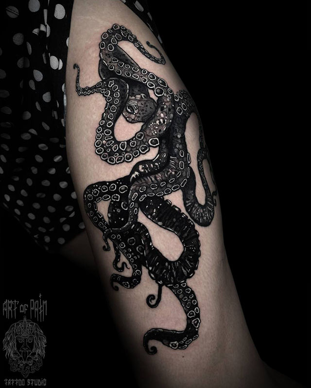 Татуировка женская графика на бедре осьминог – Мастер тату: Кирилл Плотников