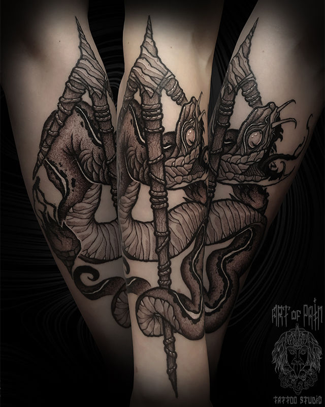 Татуировка мужская графика на предплечье змея и посох – Мастер тату: 