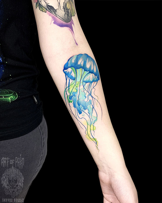 Татуировка женская акварель на предплечье медуза – Мастер тату: Илья Гальянский