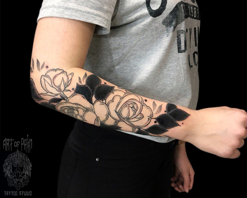 Татуировка женская графика на предплечье розы – Мастер тату: Максим Север