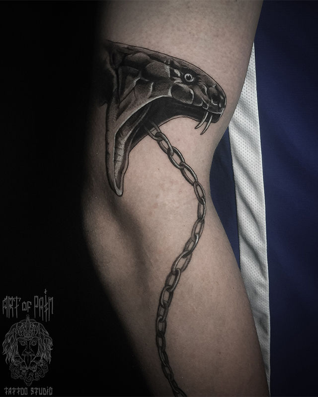 Татуировка мужская реализм на руке змея на цепи – Мастер тату: Анастасия Юсупова