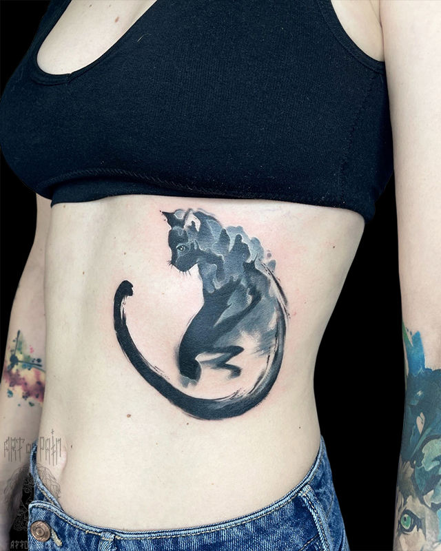 Татуировка женская акварель на боку кошка – Мастер тату: Илья Гальянский