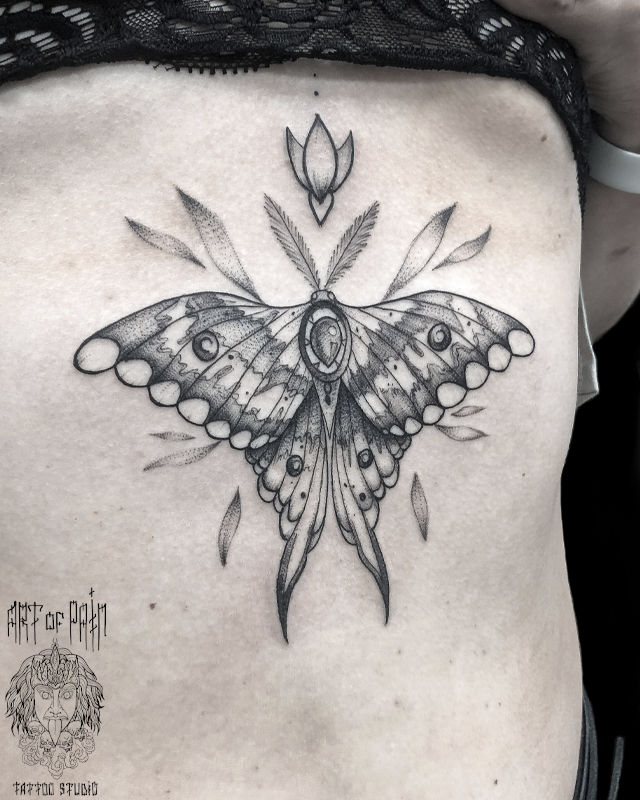 Татуировка женская графика на животе бабочка – Мастер тату: Мария Котова
