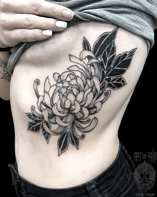 Татуировка женская графика на боку хризантема – Мастер тату: Мария Котова