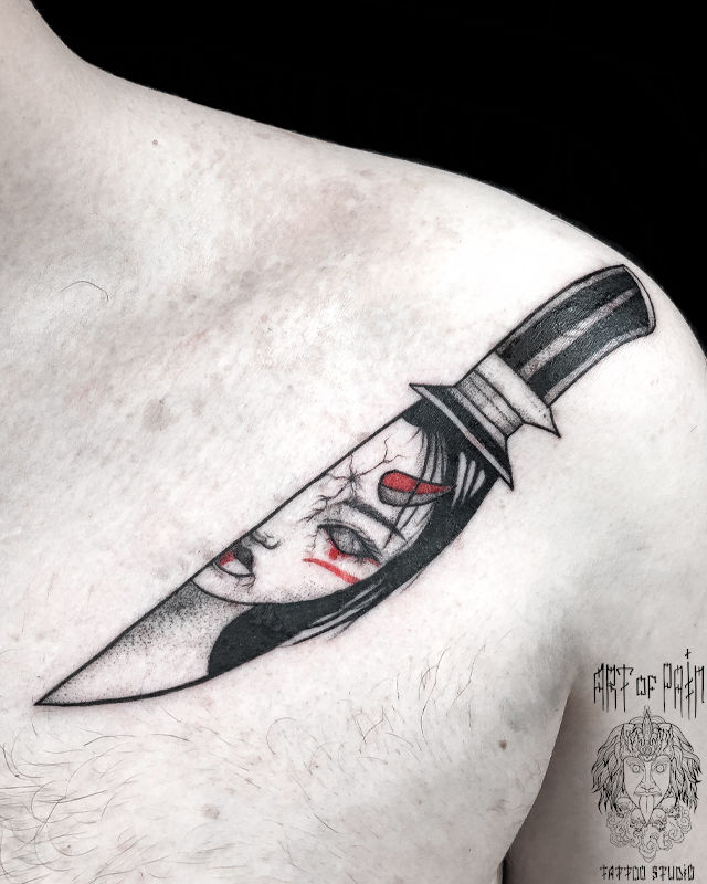 Татуировка мужская графика на ключице нож и гейша – Мастер тату: Мария Котова