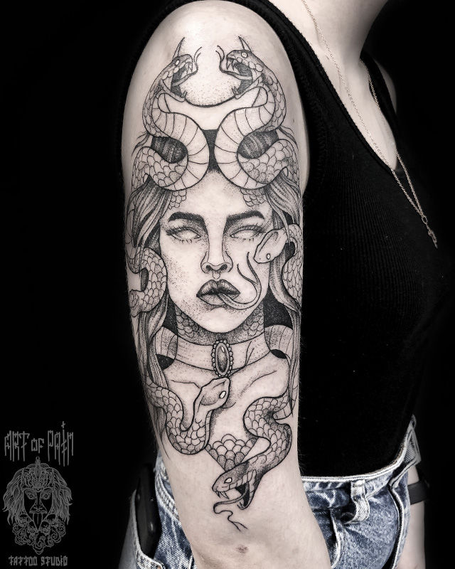 Татуировка женская графика на плече Медуза Горгона – Мастер тату: Мария Котова