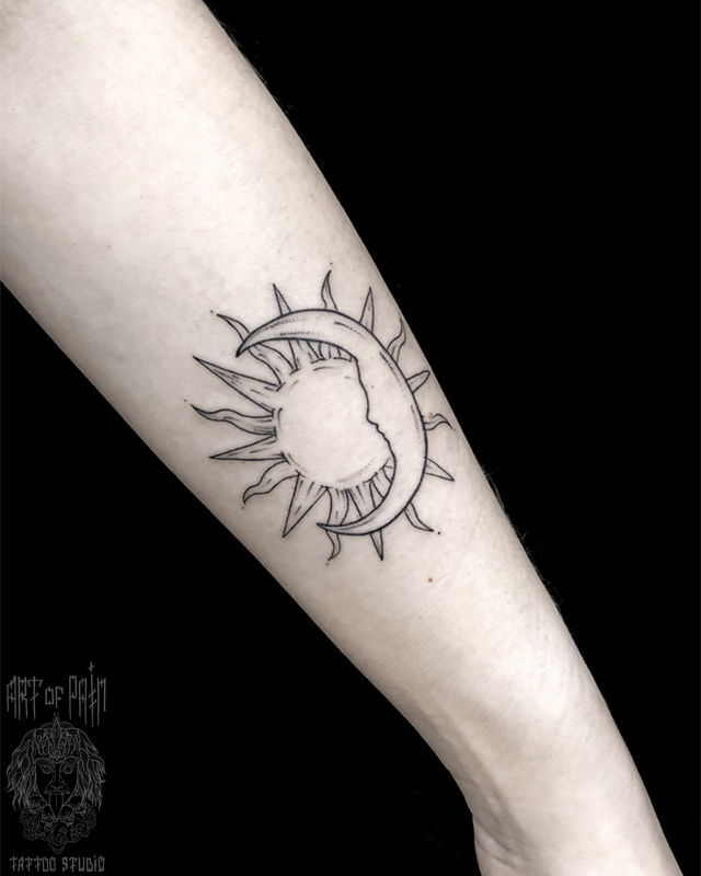 Татуировка женская графика на предплечье Солнце и Луна – Мастер тату: Мария Котова