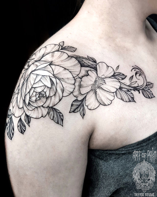 Татуировка женская графика на плече и груди цветы – Мастер тату: Мария Котова