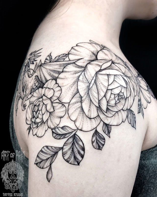 Татуировка женская графика на плече цветы и дракон – Мастер тату: Мария Котова