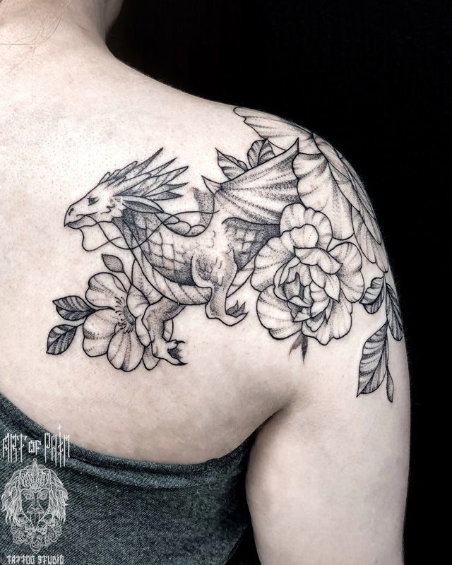 Татуировка женская графика на плече и лопатке цветы и дракон – Мастер тату: Мария Котова