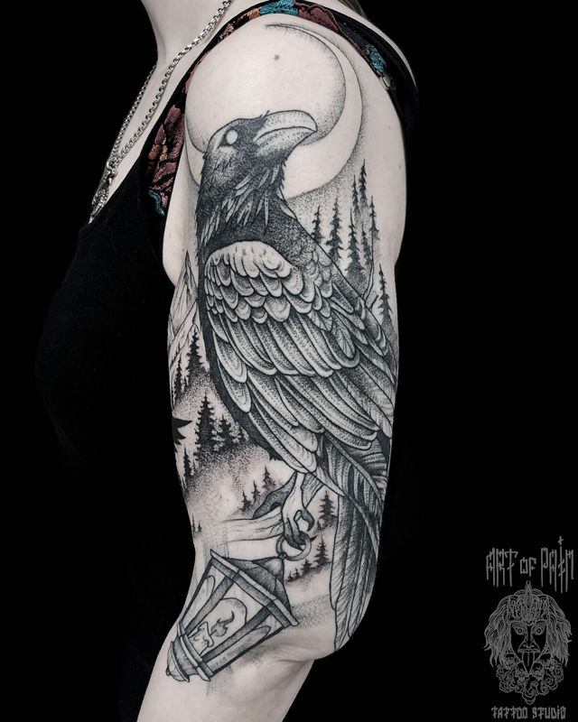 Татуировка женская графика на плече ворон, лес и месяц – Мастер тату: Мария Котова