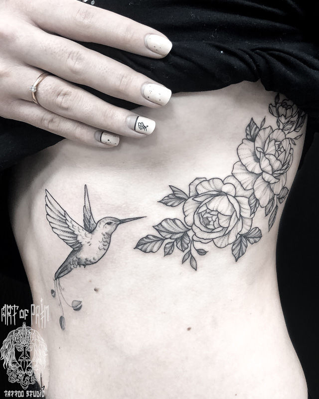 Татуировка женская графика на боку цветы и колибри – Мастер тату: Мария Котова
