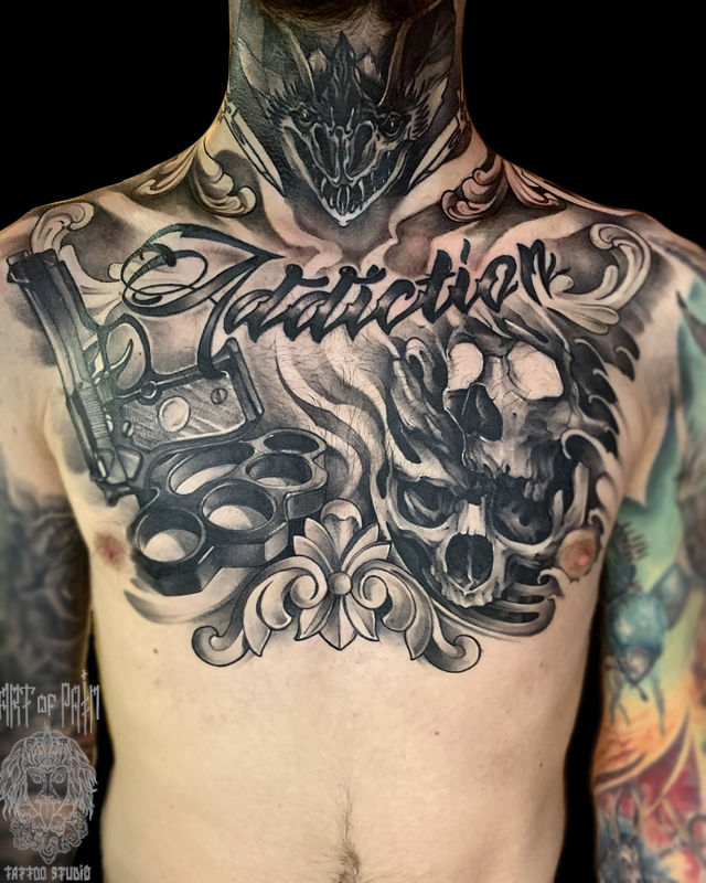 Татуировка мужская чикано на груди череп, пистолет, кастет, надпись – Мастер тату: 