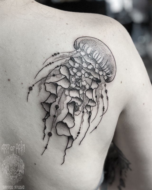 Татуировка женская графика на лопатке медуза – Мастер тату: 