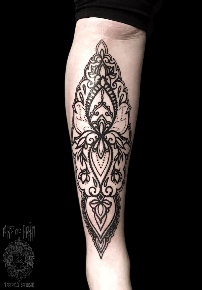 Татуировка женская орнаментал на голени узор – Мастер тату: Максим Север