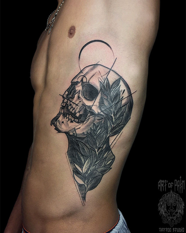Татуировка мужская графика на боку череп – Мастер тату: Анастасия Юсупова