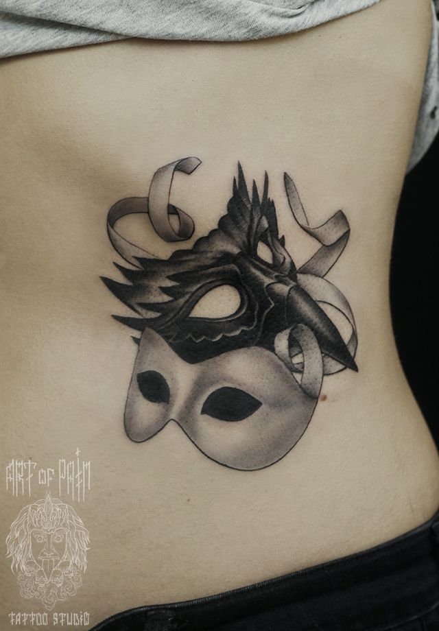 Татуировка женская Black&Grey на ребрах маски – Мастер тату: 