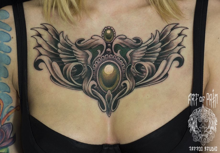 Татуировка женская Black&Grey на груди крылья и камень – Мастер тату: 