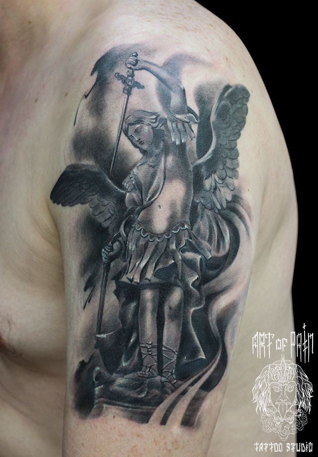 Татуировка мужская Black&Grey на плече Архангел Михаил – Мастер тату: 