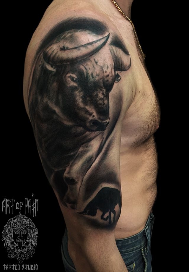 Татуировка мужская Black&Grey на плече бык – Мастер тату: Слава Tech Lunatic