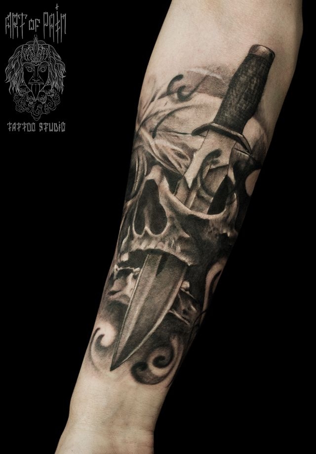 Татуировка мужская Black&Grey на предплечье череп и нож – Мастер тату: 