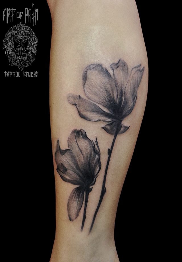Татуировка женская Black&Grey на предплечье серые цветы – Мастер тату: 