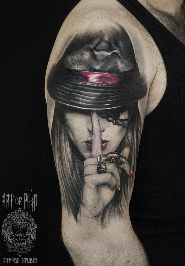 Татуировка мужская Black&Grey на плече девушка в шляпе – Мастер тату: 