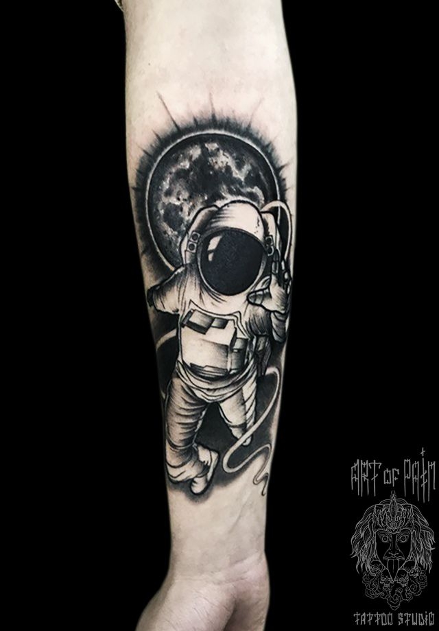 Татуировка мужская Black&Grey на предплечье космос – Мастер тату: 