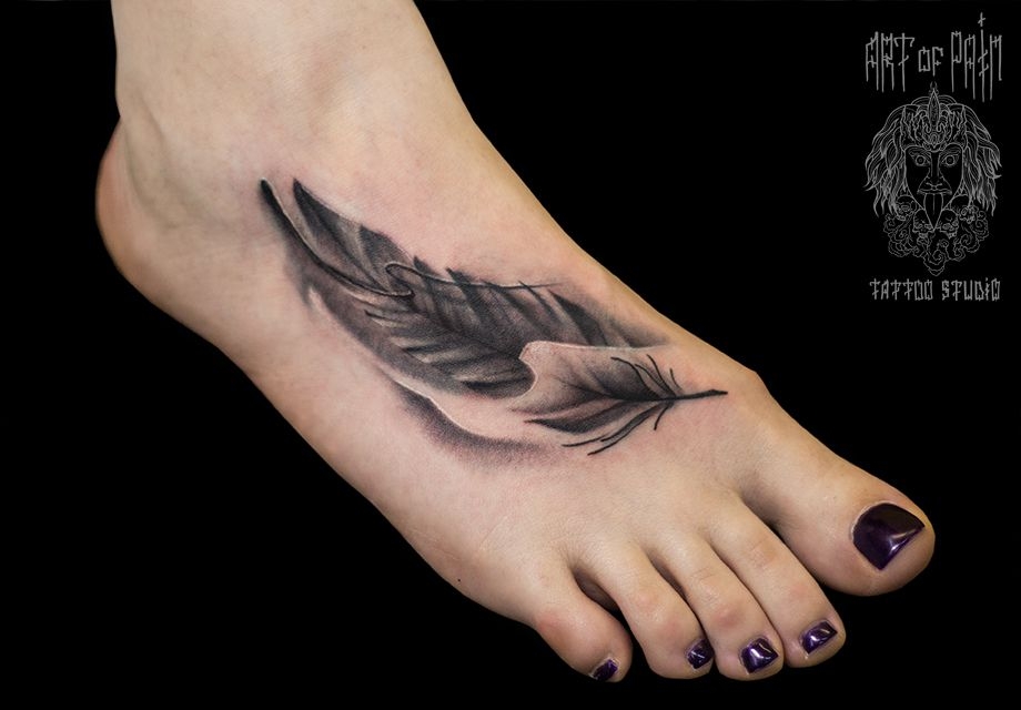 Татуировка женская Black&Grey на ноге чёрные перья – Мастер тату: 