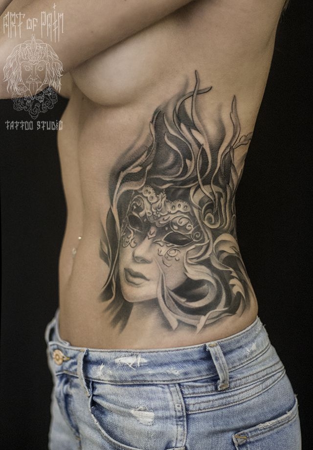 Татуировка женская Black&Grey на боку женское лицо в маске – Мастер тату: 
