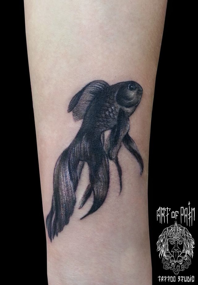 Татуировка женская Black&Grey на предплечье рыбы – Мастер тату: 