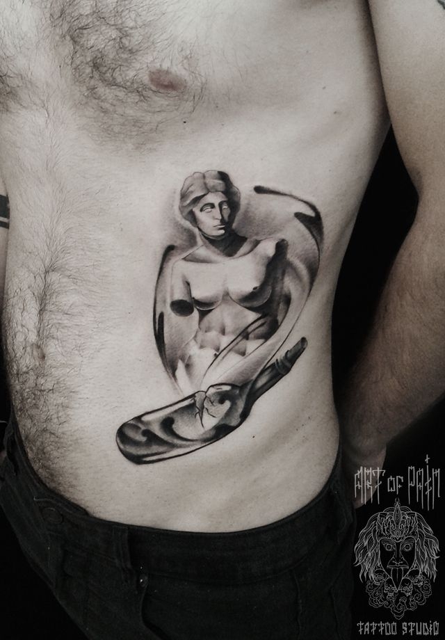 Татуировка мужская Black&Grey на боку Венера Милосская и бутылка – Мастер тату: 