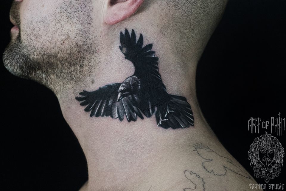 Татуировка мужская Black&Grey на шее ворон – Мастер тату: 