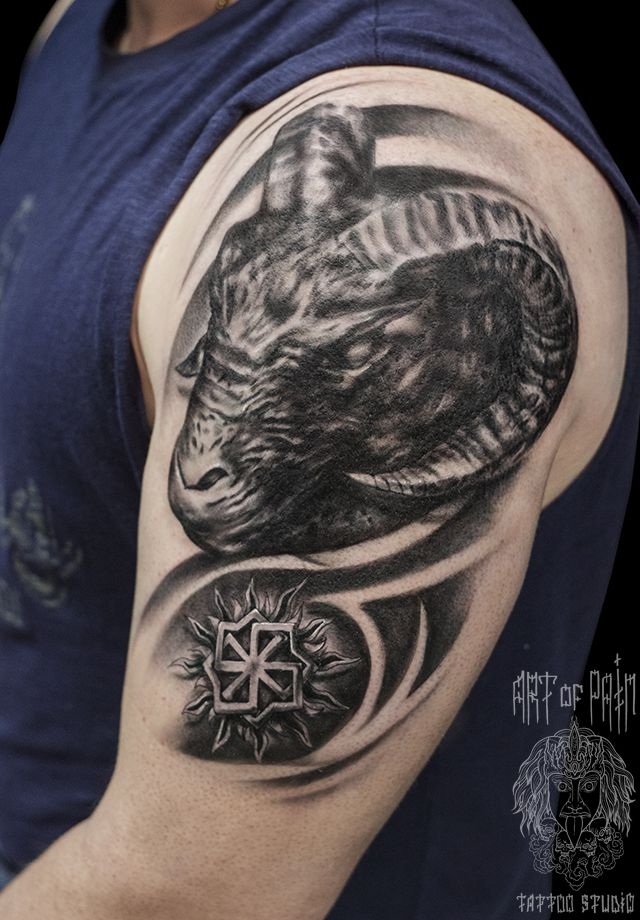 Татуировка мужская Black&Grey на плече знак зодиака Овен – Мастер тату: Слава Tech Lunatic