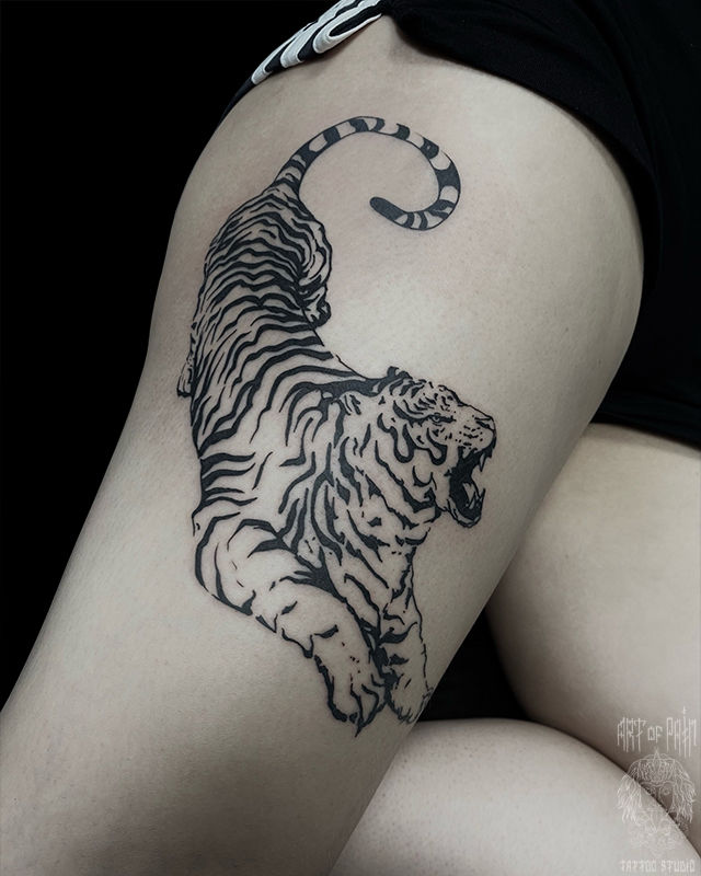 Татуировка женская графика на бедре тигр – Мастер тату: Иван Алемасов