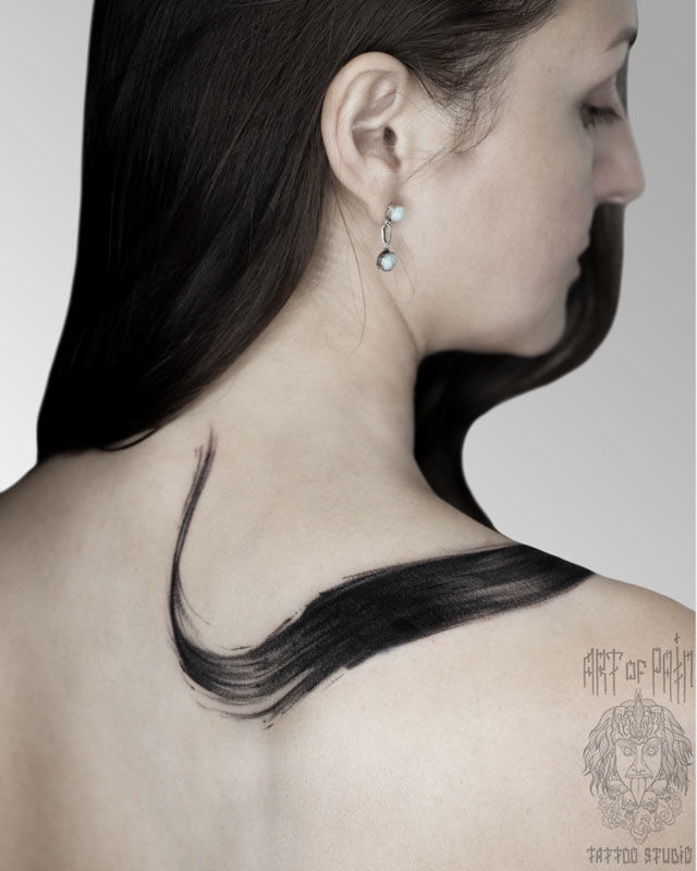 Татуировка женская графика на плече мазок туши – Мастер тату: 