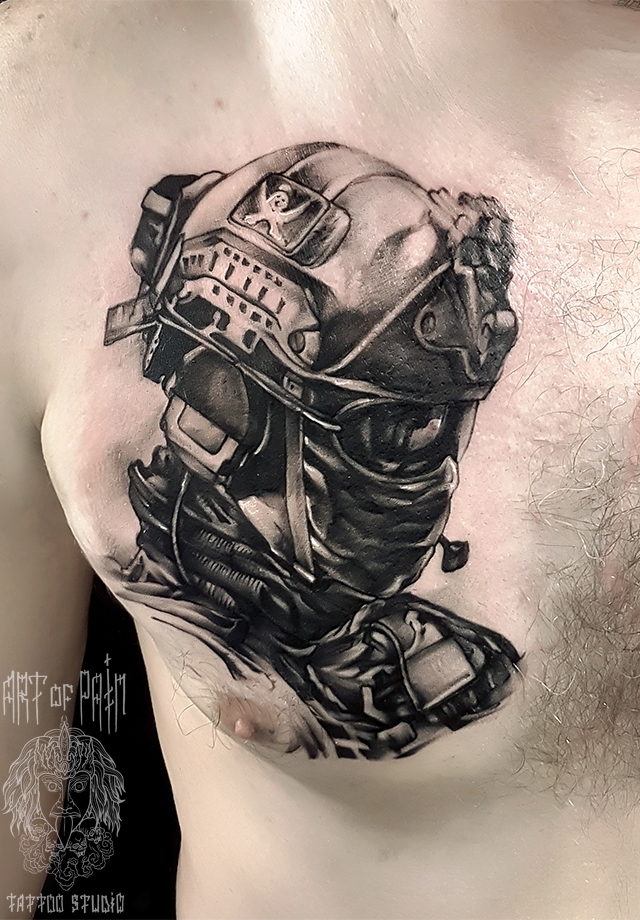 Татуировка мужская black&grey на груди человек в шлеме – Мастер тату: 