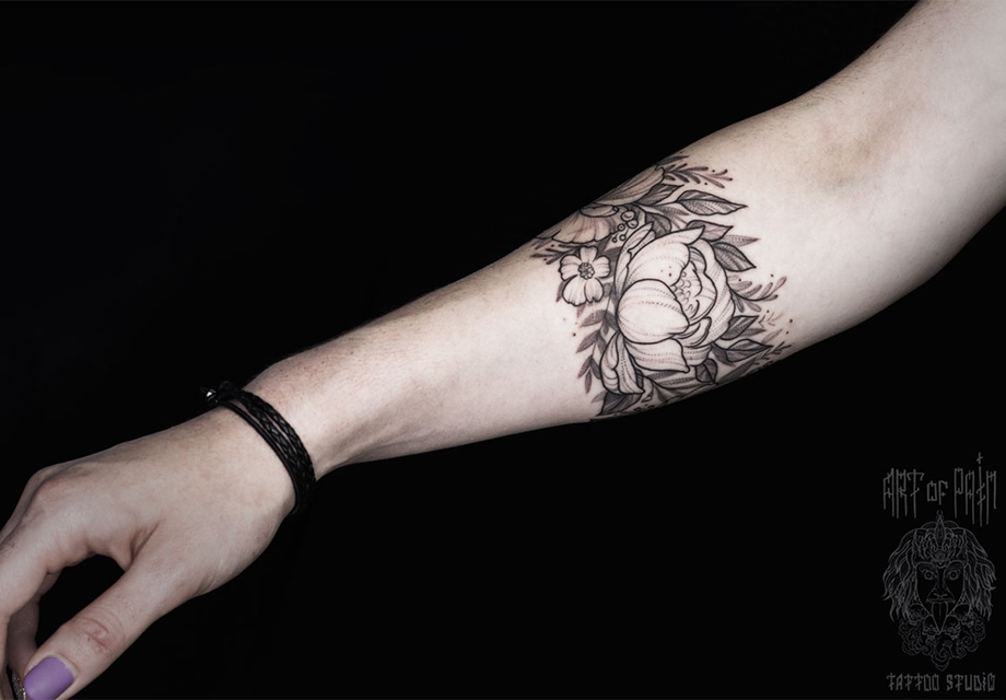 Татуировка женская графика на предплечье браслет из цветов – Мастер тату: 