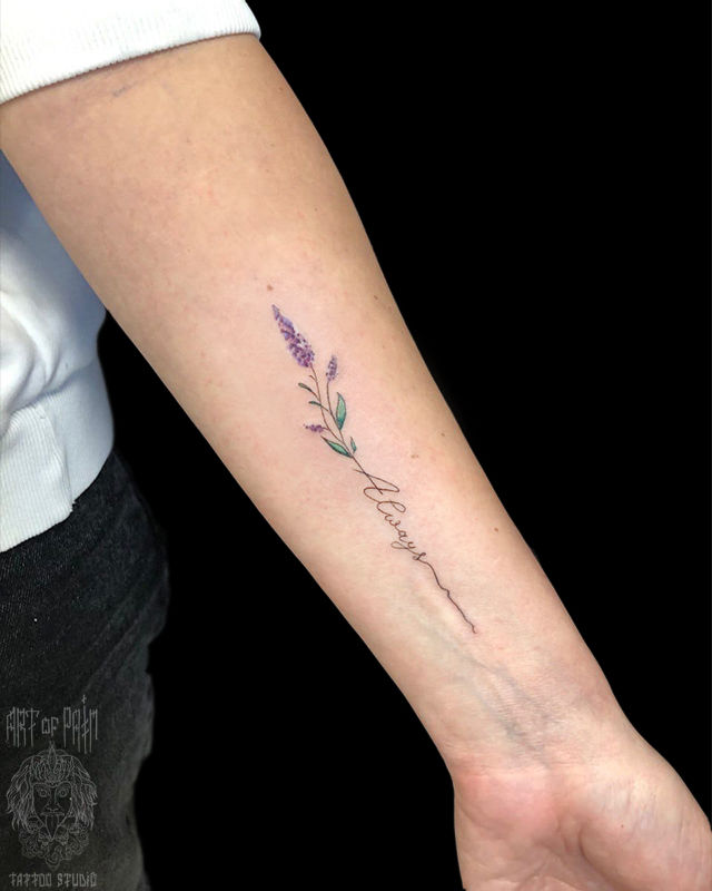 Татуировка женская графика на предплечье цветок и надпись – Мастер тату: 