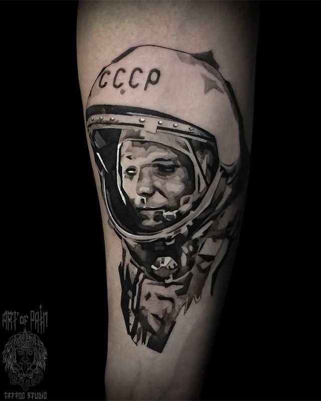 Татуировка мужская графика на предплечье Гагарин – Мастер тату: Анастасия Юсупова