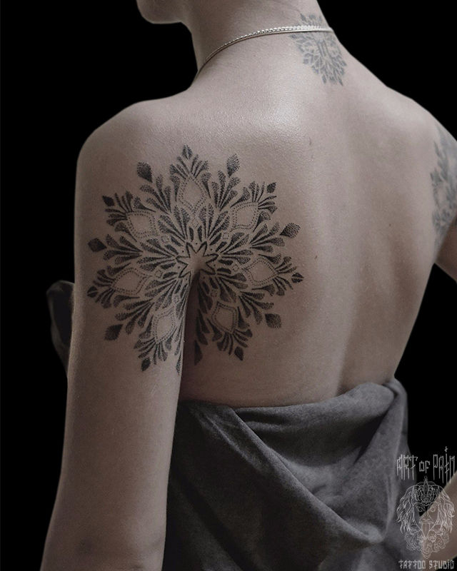 Татуировка женская графика на плече и на лопатке мандала – Мастер тату: Надежда Полякова