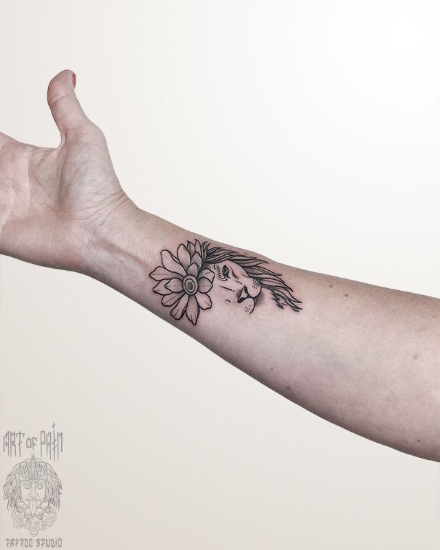 Татуировка женская графика на запястье лев – Мастер тату: Максим Север