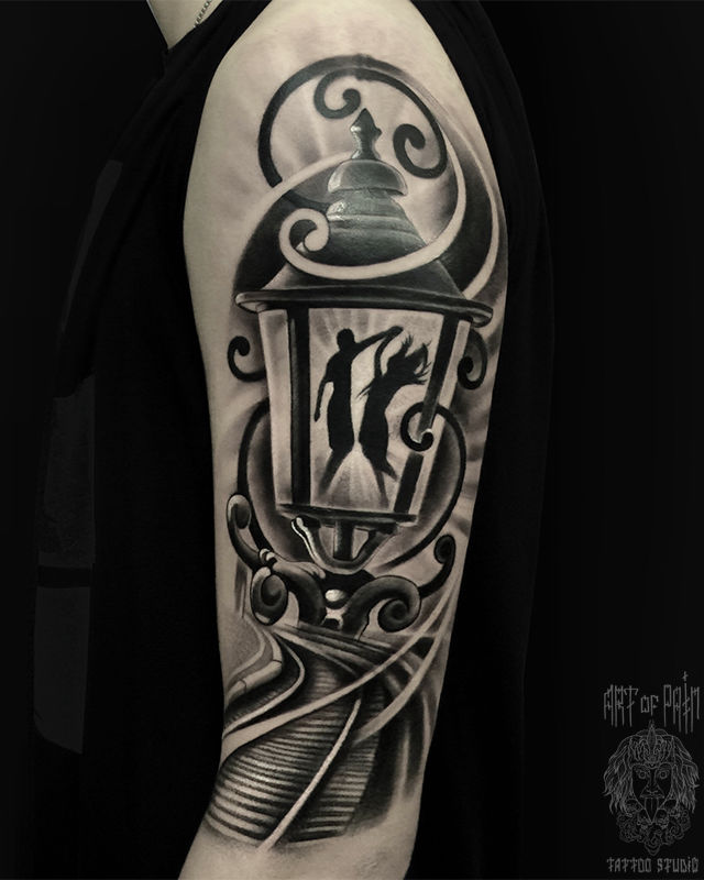 Татуировка мужская black&grey на плече фонарь и пара – Мастер тату: Анастасия Юсупова